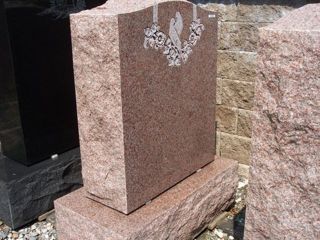 <onument in mountain rose granite with two birds and flowers